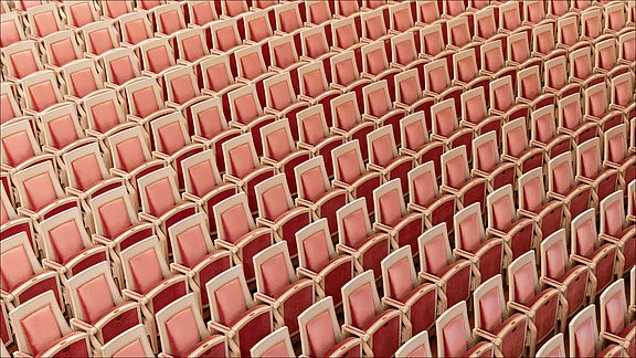 Nahaufnahme der leeren Bestuhlung im Nationaltheater