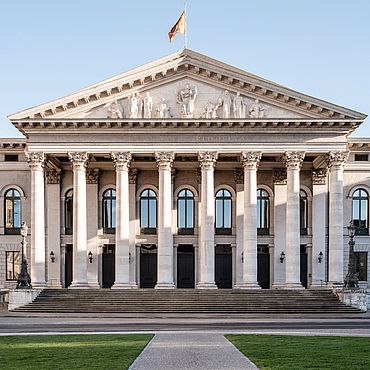 Die Bayerische Staatsoper und der begrünte Max-Joseph-Platz